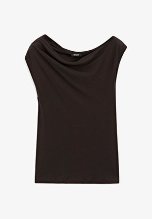 Svart, lätt topp med draperad halsringning och korta ärmar. Slät textur med en enkel, odekorerad design.