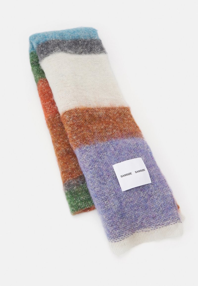 Écharpe en laine pliée avec de larges rayures horizontales en bleu, gris, blanc, orange, vert et marron, avec une étiquette blanche portant l'inscription "SAMSOE SAMSOE".