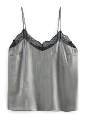 Szara satynowa koszulka na cienkich ramiączkach z czarną koronkową lamówką wzdłuż dekoltu w serek i górnej części klatki piersiowej.