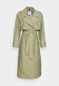 Khaki trenchcoat med en dobbeltradet design, store knapper og et taljebælte. Har en notch-krave og opfoldede ærmer.