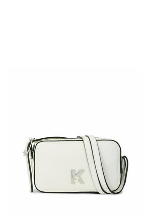 Lille hvid læder crossbody taske med sorte kanter, sølv lynlås og sølv "K" logo foran på midten.