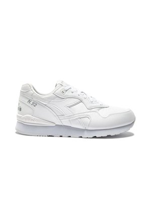 Sneaker sportiva bianca low-top con dettagli cuciti, chiusura con lacci e tallone marchiato su sfondo bianco pulito.