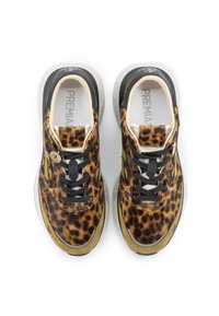 Sneaker mit Leopardenmuster, Obermaterial aus Kunstfell, schwarzen Akzenten, dicker transparenter Sohle und schwarzen Schnürsenkeln. Branding ist innen sichtbar.