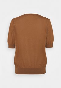 Brązowy sweter z dzianiny z krótkimi bufkami, prążkowanym dołem i gładką teksturą. Brak widocznych wzorów i detali sprzętowych.