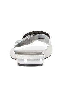 Infradito grigio chiaro con design a punta divisa, materiale sintetico, accentuazione nera sul collo del piede, tacco trasparente e texture liscia.