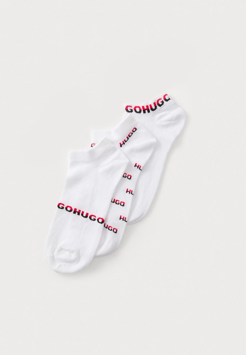 Drei Paar weiße Baumwollsocken mit einem schwarzen und roten "GOHUGO"-Logo am Bund, weicher Textur und knöchelhöhen Design.
