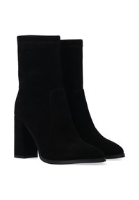 Černé semišové kotníkové boty s blokovým podpatkem, špičatou špičkou, bezšvým svrškem a hladkým povrchem. Minimální švy na manžetě.