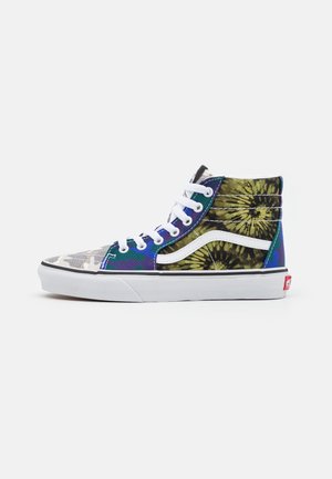 Høje sneakers med en multifarvet stofoverdel med camouflage- og tie-dye-mønstre, hvide snørebånd og en hvid gummisål.