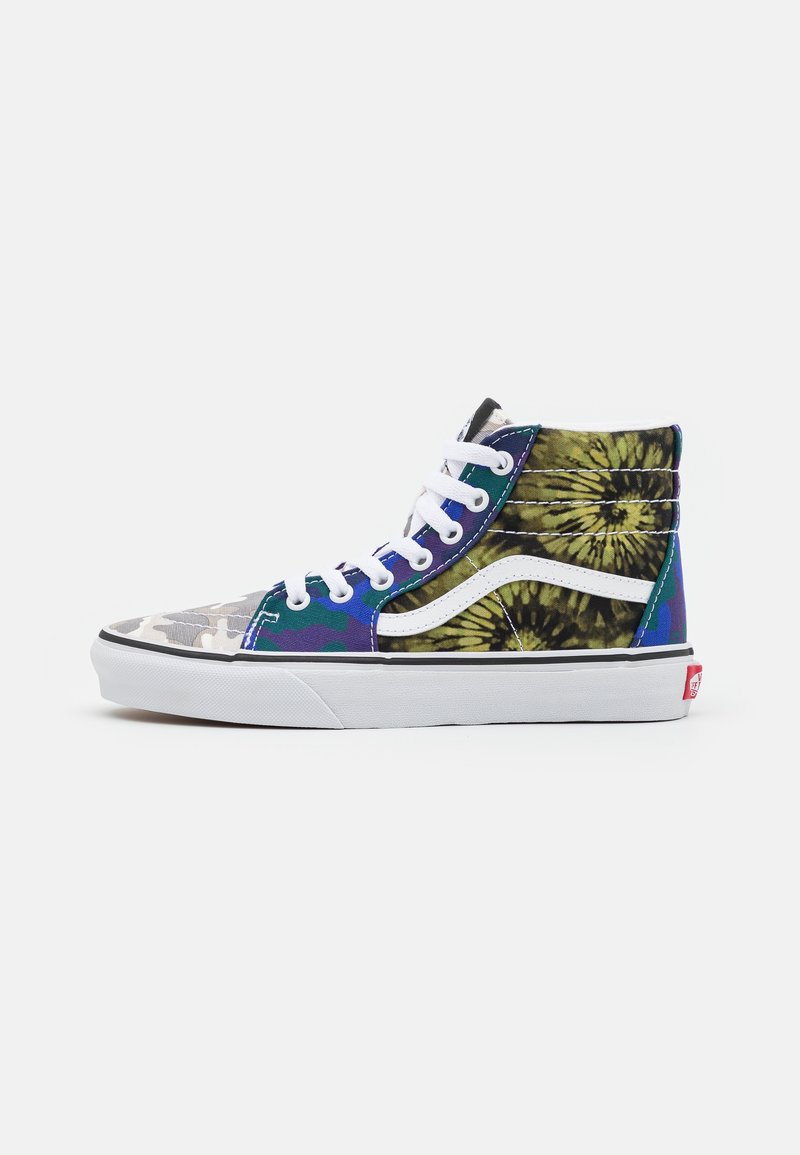 Baskets montantes avec une tige en tissu multicolore présentant des motifs camouflage et tie-dye, des lacets blancs et une semelle en caoutchouc blanche.