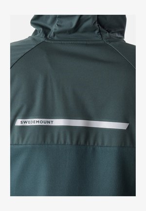 Tylny widok ciemnozielonej kurtki z kapturem, z odblaskowym białym poziomym paskiem oraz logo "Swedemount" na górnej części pleców.