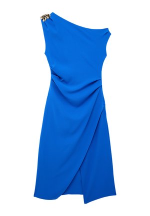 Vestido midi azul de un solo hombro con drapeado recogido y un grupo decorativo de cuentas en el hombro.