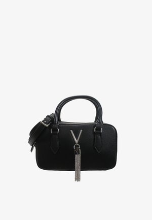 Borsa nera in sintetico con finitura testurizzata, doppio manico superiore, tracolla removibile, accessori in argento e dettaglio a frangia con catena.