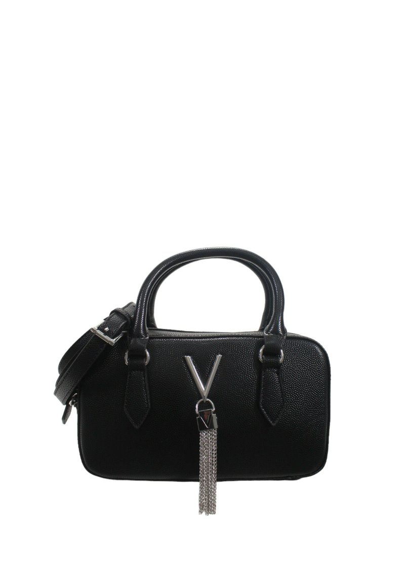 Borsa nera in sintetico con finitura testurizzata, doppio manico superiore, tracolla removibile, accessori in argento e dettaglio a frangia con catena.