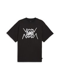 T-shirt noir en coton à coupe ample, présentant un design graphique blanc incluant le mot "PUMA" et des motifs en zigzag.
