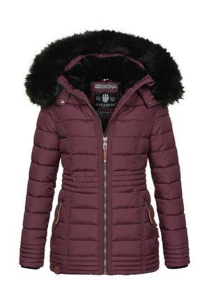 Bordeauxfarbene gepolsterte Jacke mit Kapuze aus schwarzem Kunstfell, Reißverschluss vorne, zwei seitlichen Taschen mit braunen Lederelementen und gerippten Bündchen.