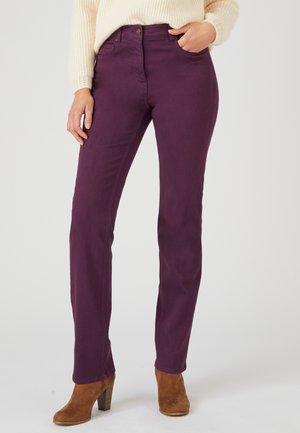 Paarse denim broek met een recht model, voorzien van een knoopsluiting en voorzakken, gecombineerd met een beige gebreide trui en bruine hakken.