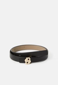 Ceinture en cuir noir à texture lisse, dotée d'une boucle en métal doré en forme de lettre "B". Elle dispose de plusieurs trous d'ajustement pour un meilleur ajustement.