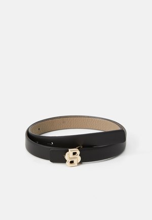Ceinture en cuir noir à texture lisse, dotée d'une boucle en métal doré en forme de lettre "B". Elle dispose de plusieurs trous d'ajustement pour un meilleur ajustement.