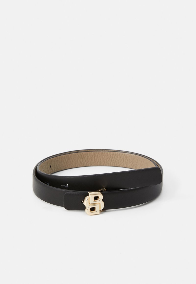 Ceinture en cuir noir à texture lisse, dotée d'une boucle en métal doré en forme de lettre "B". Elle dispose de plusieurs trous d'ajustement pour un meilleur ajustement.