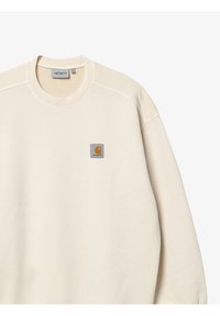 Felpa color crema realizzata in morbido tessuto. Presenta un collo a girocollo a coste e una piccola toppa quadrata con logo sul lato sinistro del petto.