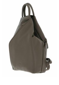 Sac à dos en cuir gris avec un design asymétrique élégant, deux poignées supérieures et une sangle latérale ajustable. Texture lisse avec un matériel minimal.