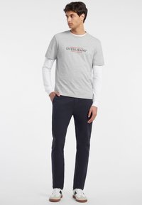 Guess Jeans AMERICAN TEE - Marškinėliai su spaudiniu - grau