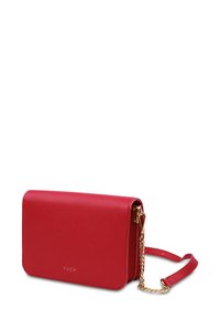 Červená kožená křížová taška s plochým designem. Disponuje zlatým řetízkem a vyraženým logem "VUCH", a má hladký povrch bez vzorů.