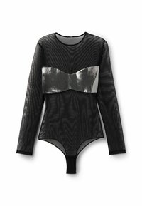 Bodysuit negro de manga larga hecho de malla transparente, con un panel frontal plateado, diseño ajustado y cierre a presión en la parte inferior.
