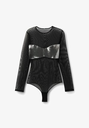 Černý bodysuit s dlouhými rukávy vyrobený z průhledné síťoviny, s stříbrným předním panelem, přiléhavým střihem a zapínáním na patentky na spodní části.
