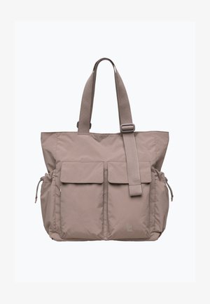 Harmaa olkalaukku, jossa on kaksi etutaskua, säädettävät hihnat ja teksturoitu pinta. Sivutaskut nyöreillä lisävarastointia varten.