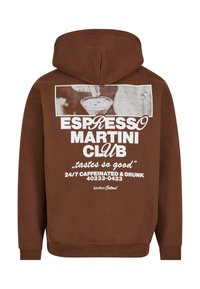 Hanorac maro cu un grafic mare imprimat al unui cocktail și textul "ESPRESSO MARTINI CLUB", inclusiv fraze și numere suplimentare în alb.