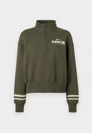 Φούτερ Nike σε ελιά πράσινο με φερμουάρ τριών τετάρτων και ψηλό γιακά, με ribed μανσέτες που έχουν δύο ανοιχτόχρωμες ρίγες, και λογότυπο "Nike Athletic Club" στο στήθος.