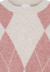 Pull col rond avec motif argyle rose et beige clair et texture douce en maille visible.