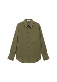 Chemise à manches longues vert olive en tissu doux, avec un col pointu, une fermeture par boutons et une poche unique sur la poitrine gauche.