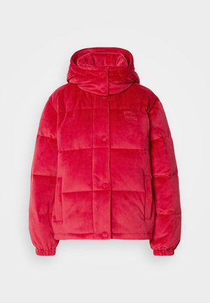 Rød pufferjakke lavet af blødt, fluffy materiale. Har en høj krave, knaplukning foran, elastiske manchetter og quilted design med sidelommer.