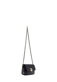 Borsa a tracolla nera in pelle con pattina, finiture dorate e tracolla a catena con un motivo a link nero e oro. Forma rettangolare compatta.