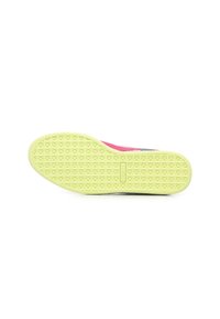 Semelle de chaussure en jaune vif avec une surface texturée, dotée d'une partie supérieure rose et d'accents gris. Conçue pour l'adhérence et la flexibilité.