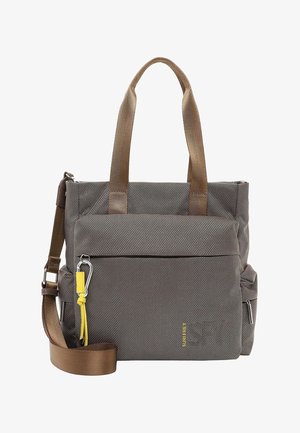 Brązowa torba na ramię o fakturze z podwójnymi uchwytami, przednią kieszenią na zamek, regulowanym paskiem na ramię i żółtym suwakiem z metalowym klipsem.