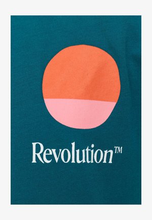Teal stof met een gladde textuur; heeft een cirkelvormige grafische afbeelding in oranje en roze boven de witte tekst "Revolution™."