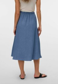 Vero Moda VMMELANEY BUTTON CALF - A-lõikeline seelik - china blue