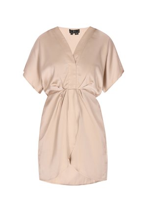 Vestido de manga corta y escote en V en suave satén beige, con una cintura fruncida y drapeados fluidos, y una silueta relajada.