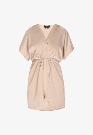 Vestido de manga corta y escote en V en suave satén beige, con una cintura fruncida y drapeados fluidos, y una silueta relajada.