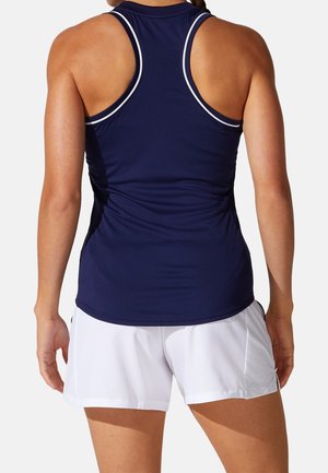 Camiseta sin mangas azul marino con diseño de espalda de corredor, con piping blanco como acento; combinada con pantalones cortos deportivos blancos, mostrando una silueta ajustada y textura suave.