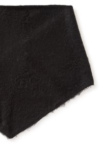 Černá vlněná šála s jemným, texturovaným povrchem. Má zkosený okraj, který zdůrazňuje její design a kvalitu materiálu.