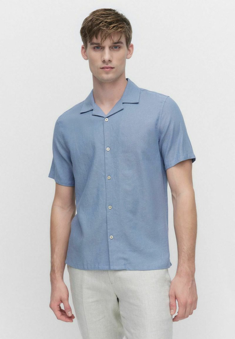 Lichtblauw kortemou Shirt met kraag, gemaakt van geweven stof, met een voor knopsluiting en een rechte zoom.