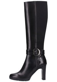 Botas negras hasta la rodilla con un acabado de cuero suave, detalle de cinturón con patrón de cocodrilo y hebilla metálica circular; tacón aguja alto.