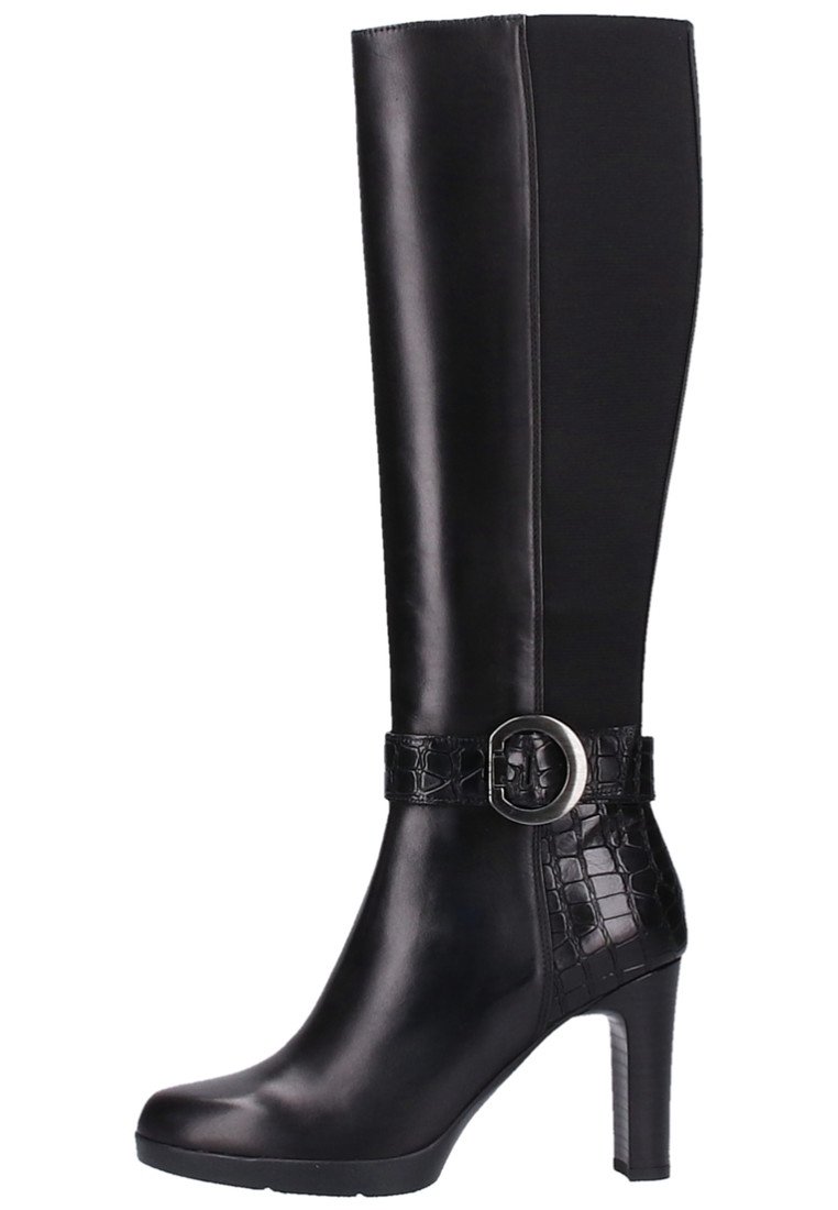 Botas negras hasta la rodilla con un acabado de cuero suave, detalle de cinturón con patrón de cocodrilo y hebilla metálica circular; tacón aguja alto.