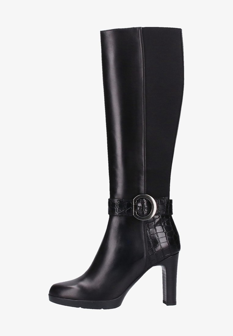 Botas negras hasta la rodilla con un acabado de cuero suave, detalle de cinturón con patrón de cocodrilo y hebilla metálica circular; tacón aguja alto.