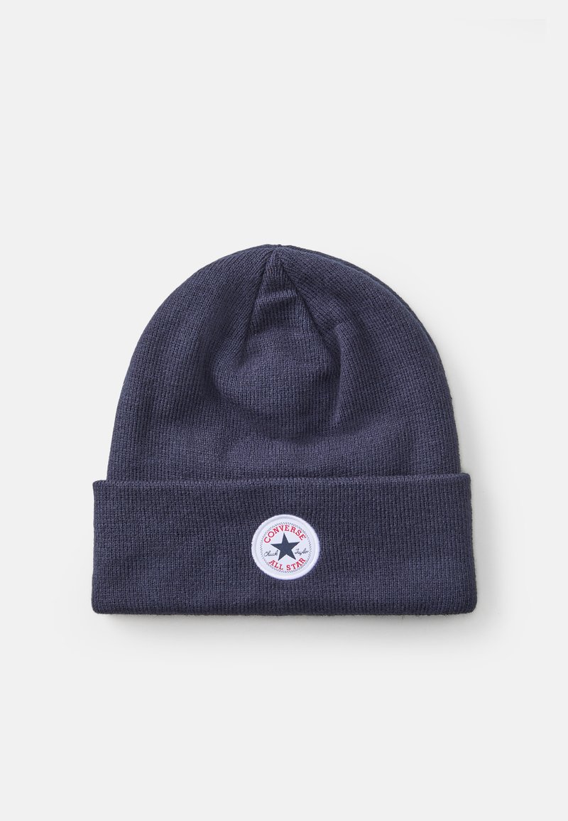 Marine gebreide beanie muts met een opgerolde rand, voorzien van een ronde patch met een ster logo en de tekst "CONVERSE ALL STAR" in rood en wit.