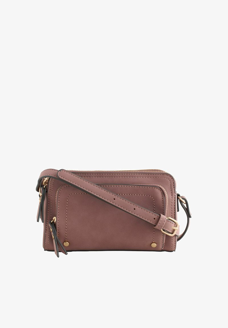 Bolso bandolera de cuero sintético marrón con herrajes dorados, múltiples compartimentos con cremallera y una correa desmontable. Cuenta con detalles y acentos cosidos.